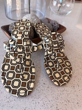 Tory Burch Geometric Print Thong Sandals in Cream, Black & Brown